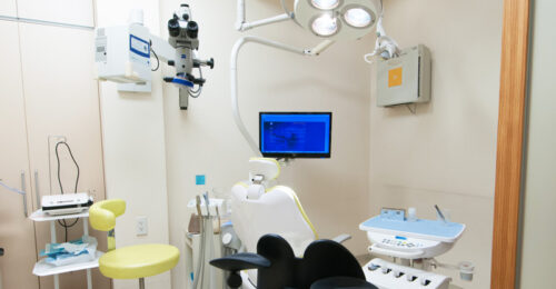 手術用顕微鏡を設置した診療室